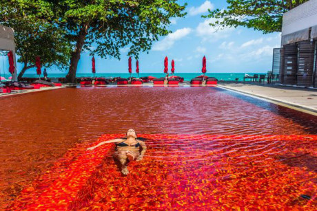 The Library, Thái Lan: Các bể bơi thường trong xanh nhưng bể bơi ở đây lại có màu đỏ ấm áp. Màu sắc rực lửa của gạch đã tạo ra cảnh tượng rực rỡ.